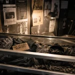 Alkapote : vitrine de vêtements et encre, Atef Kahlaoui