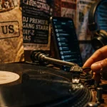 Rap us : platine vinyle et playlist sur table