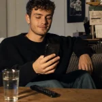 Série lgbt homme : jeune homme queer sur canapé