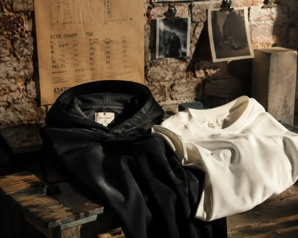 Marque indépendante streetwear : hoodie oversize noir et t-shirt boxy blanc, détail tissu et étiquette