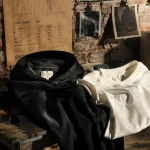 Marque indépendante streetwear : hoodie oversize noir et t-shirt boxy blanc, détail tissu et étiquette