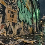 Street art def : mur de tags et pochoirs à Paris, nuit